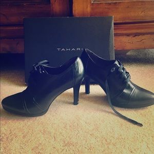 TAHARI :: Sz8 :: “Grace” Victorian Style Shoes